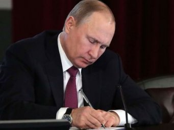 Опубликованы поручения Путина по борьбе с ВИЧ