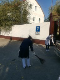 Субботник на территории центра 3